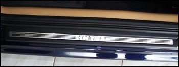 Přední prahová lišta pro model Škoda octavia výroby od 1996 s úzkou hliníkovou vložkou a gravírovaným nápisem OCTAVIA